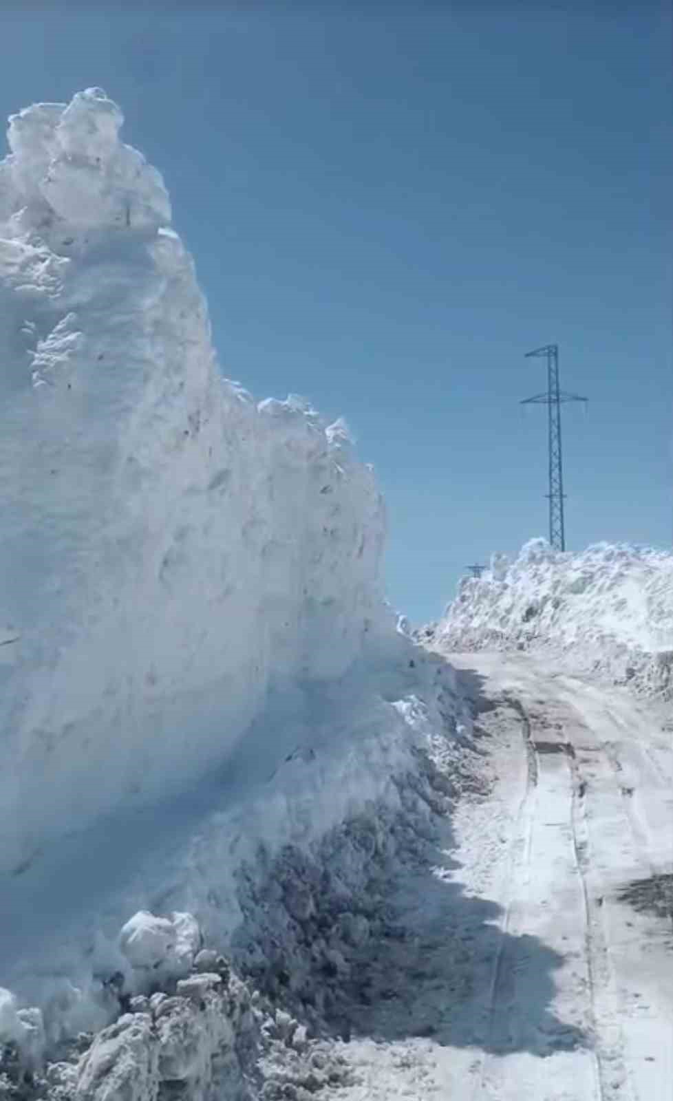 Ağrı&rsquo;da Nisan ayında kar yağışı yolları kapattı
