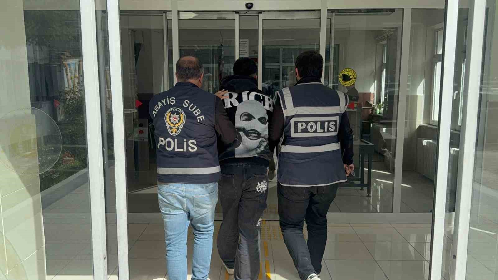 Ayakkabı hırsızı tutuklanarak cezaevine g&ouml;nderildi
