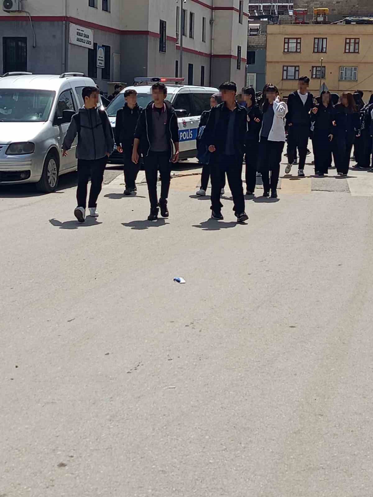 Gaziantep’te lise önünde kurusıkı tabancalı saldırı paniği
