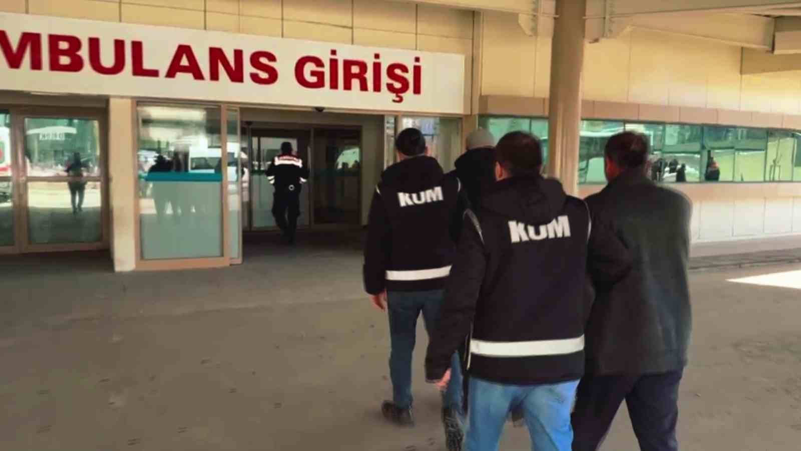 Depoyu sigara imalathanesine d&ouml;n&uuml;şt&uuml;rd&uuml;ler, polis baskın yapınca yakayı ele verdiler
