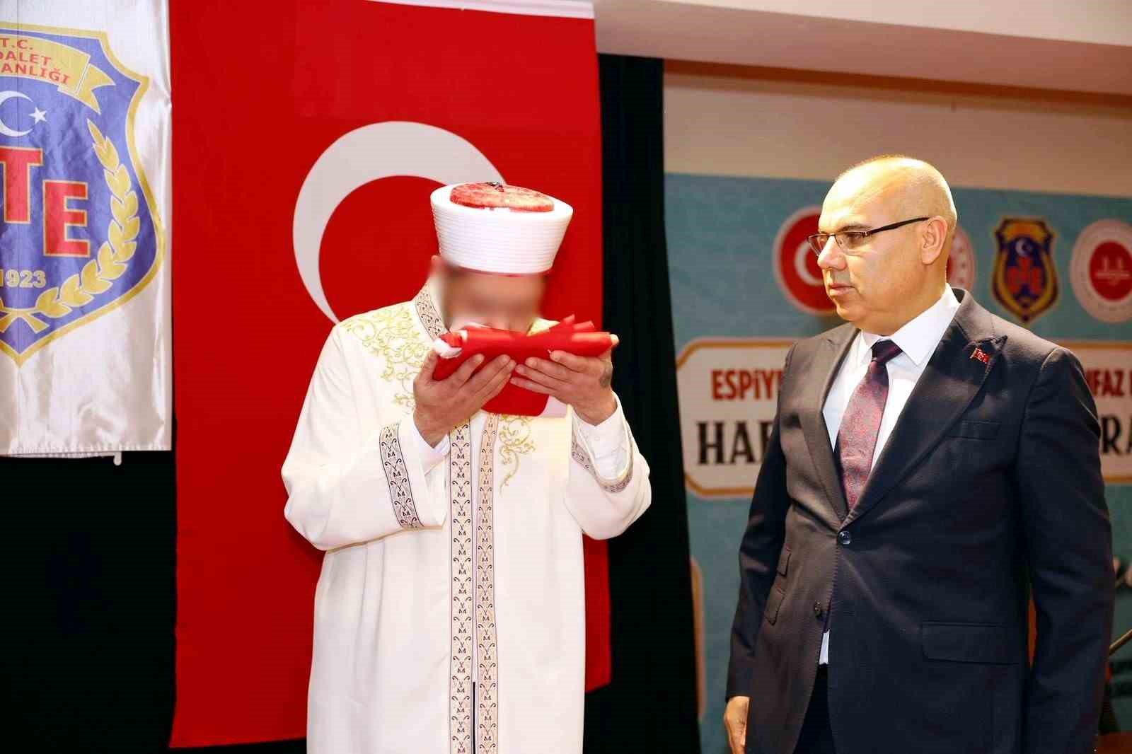 Cezaevinde 4 h&uuml;k&uuml;ml&uuml; hafız oldu

