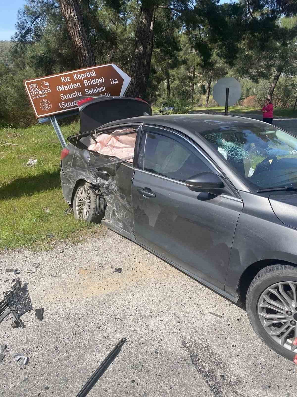 Manisa&rsquo;da otomobiller &ccedil;arpıştı: 4 kişi yaralandı
