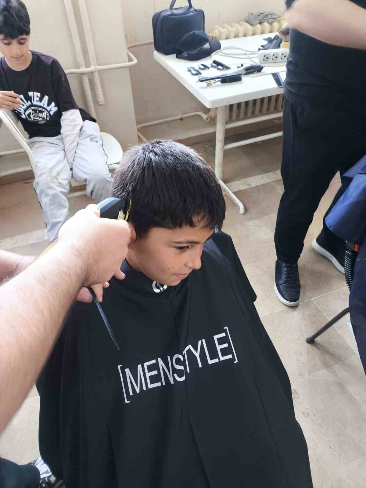 "&Ouml;ğrencilerin y&uuml;z&uuml; g&uuml;ld&uuml;, sa&ccedil;ları şekillendi"
