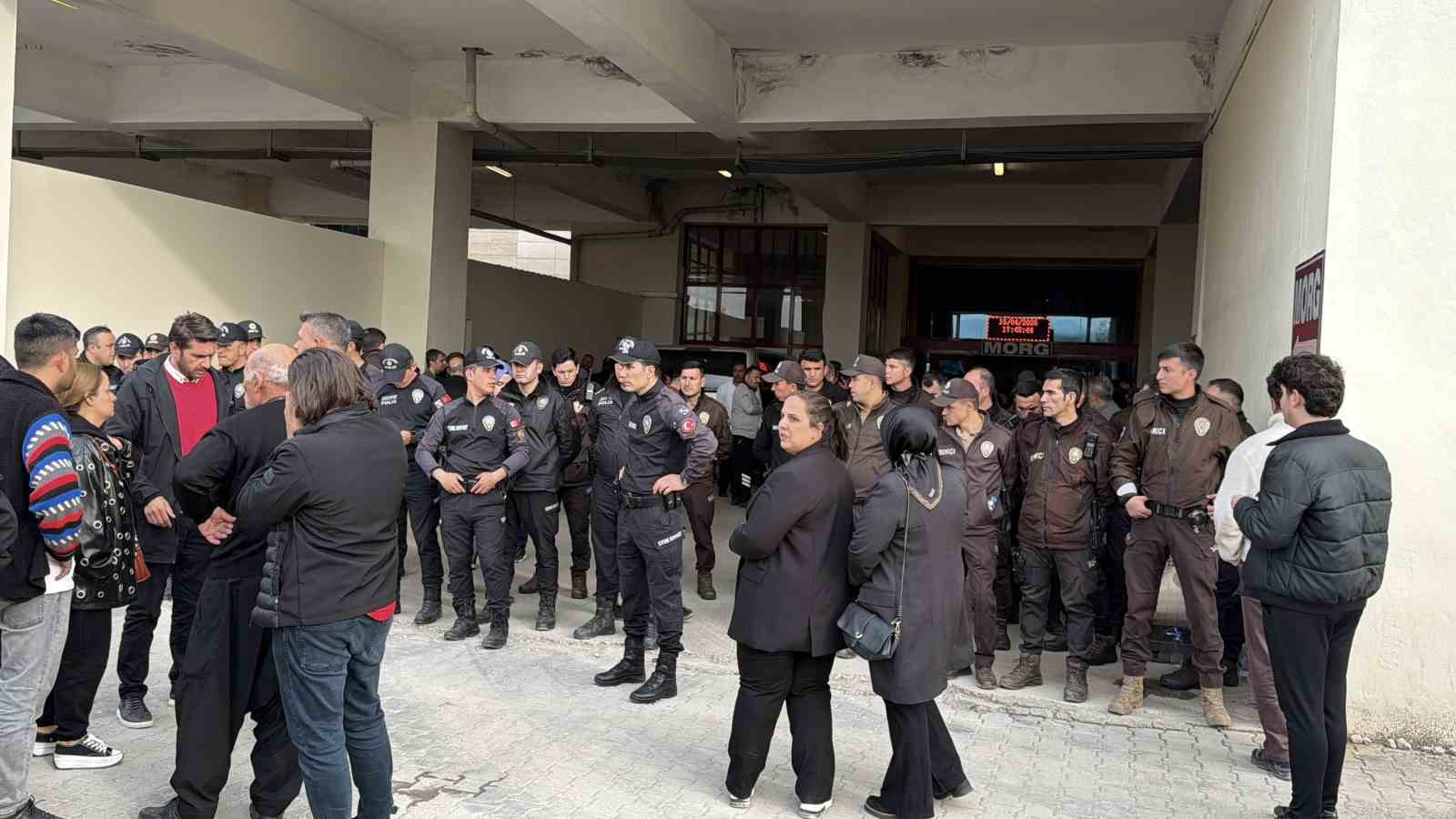 Kahramanmaraş&rsquo;ta saldırıda hayatını kaybedenlerin cenazesi i&ccedil;in bekleyiş devam ediyor
