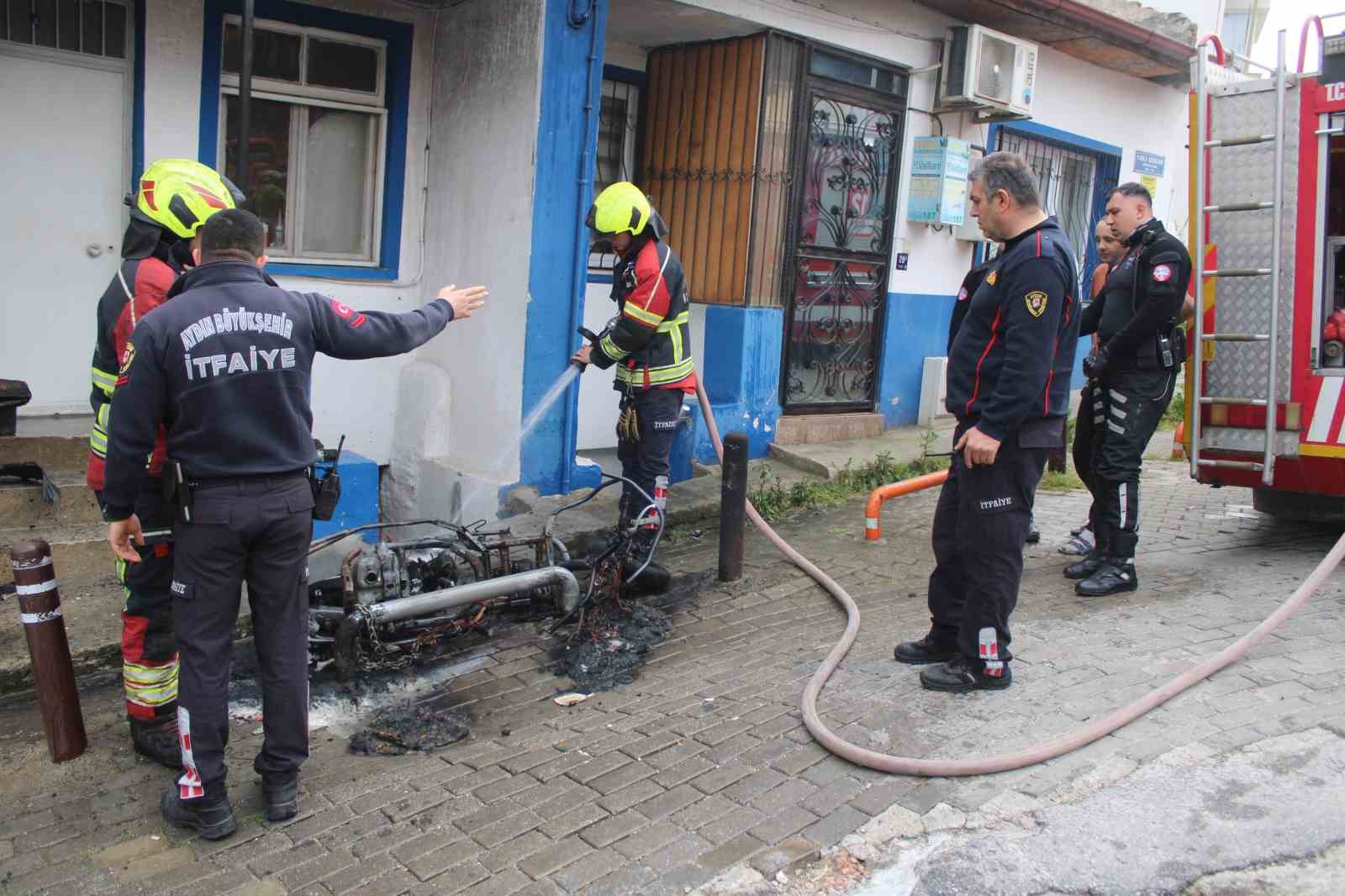 Tamir sırasında yanan elektrikli motosiklet k&uuml;le d&ouml;nd&uuml;

