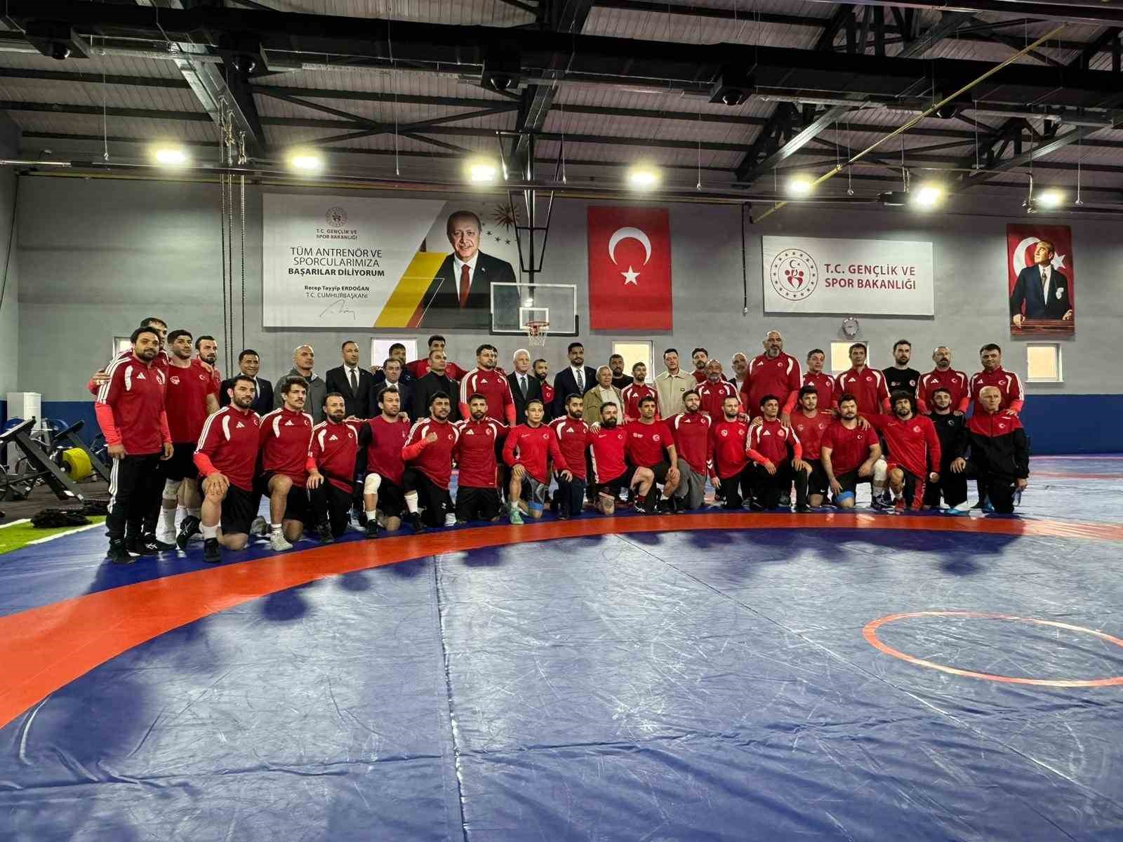 İstanbul Vali Davut G&uuml;l, milli g&uuml;reş&ccedil;ileri ziyaret etti
