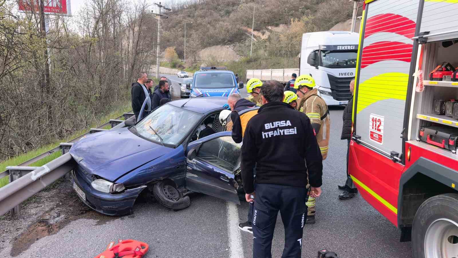 Bursa’da otomobil bariyerlere çarptı: 2 yaralı