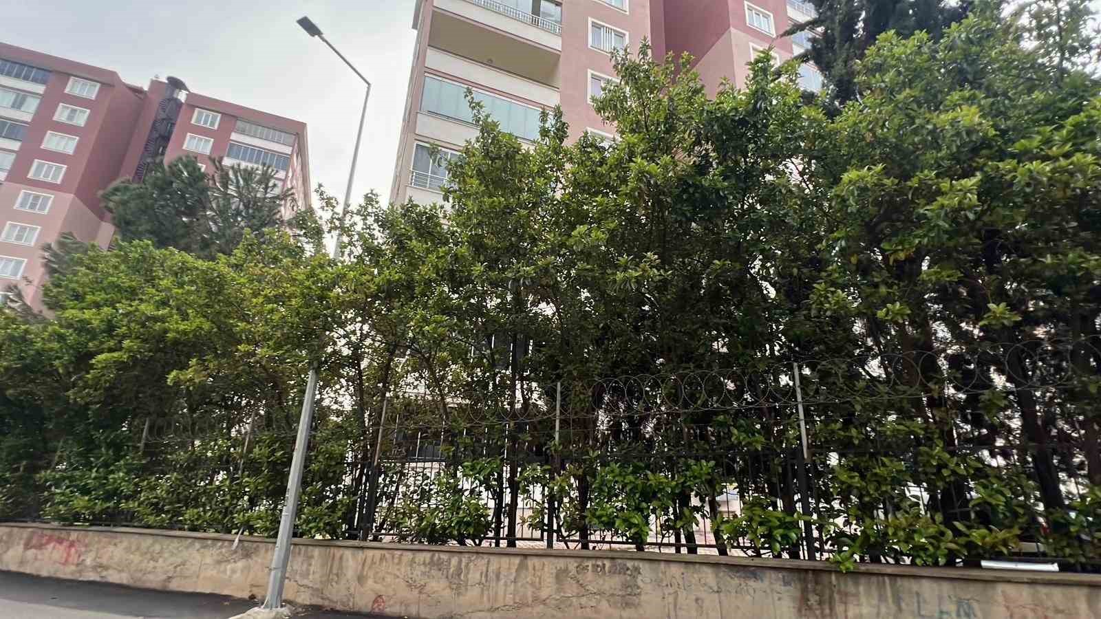 Saldırıyı ger&ccedil;ekleştiren &ouml;ğrencinin ailesinin yaşadığı sitede sessizlik hakim
