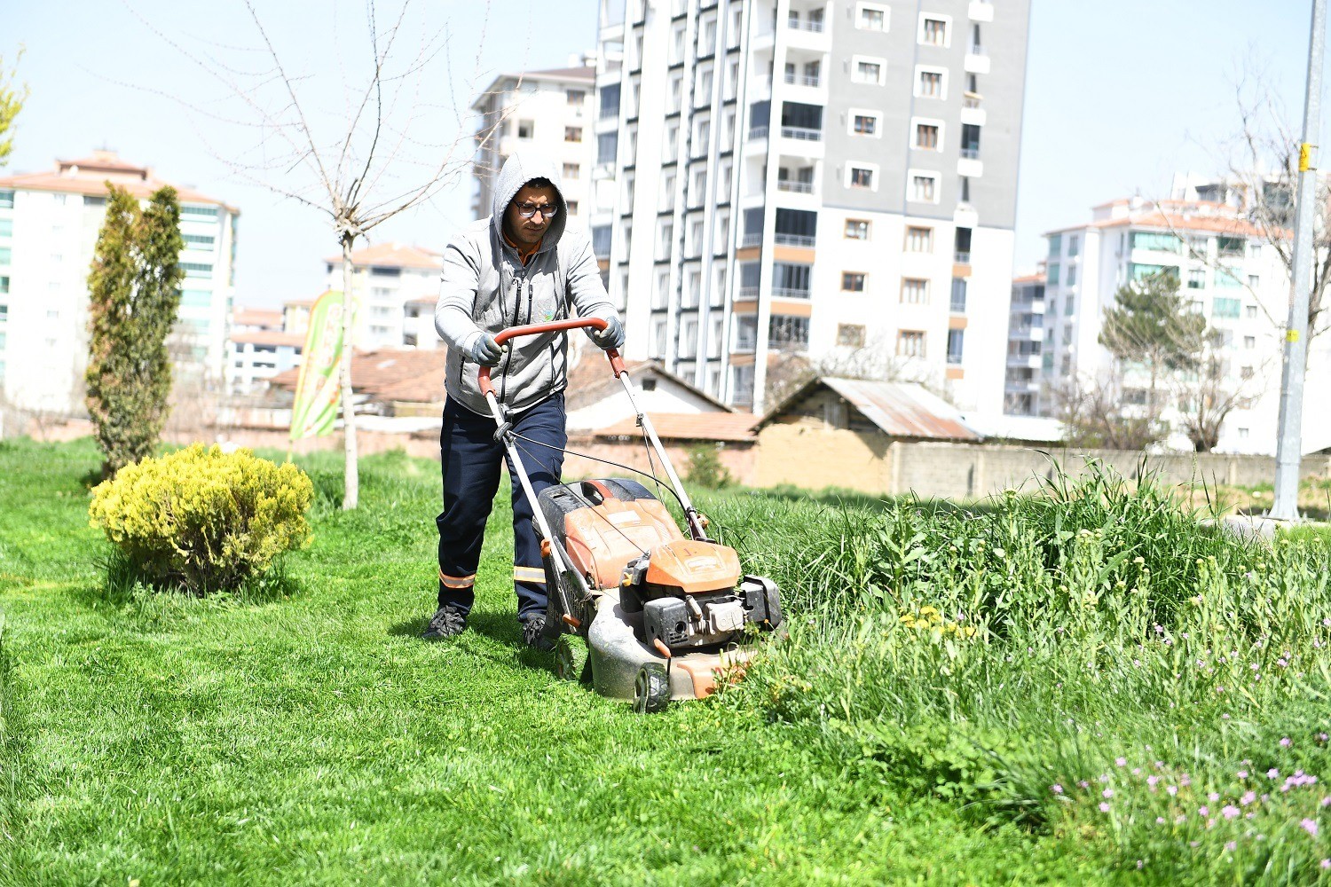 Yeşilyurt&rsquo;ta park ve yeşil alanlarda bakım ve onarım &ccedil;alışması
