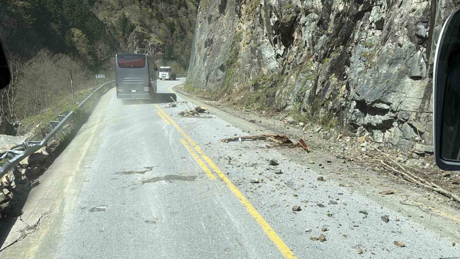 Çaykara-Uzungöl karayolunda kaya düşmesi nedeniyle ulaşım kontrollü sağlanıyor