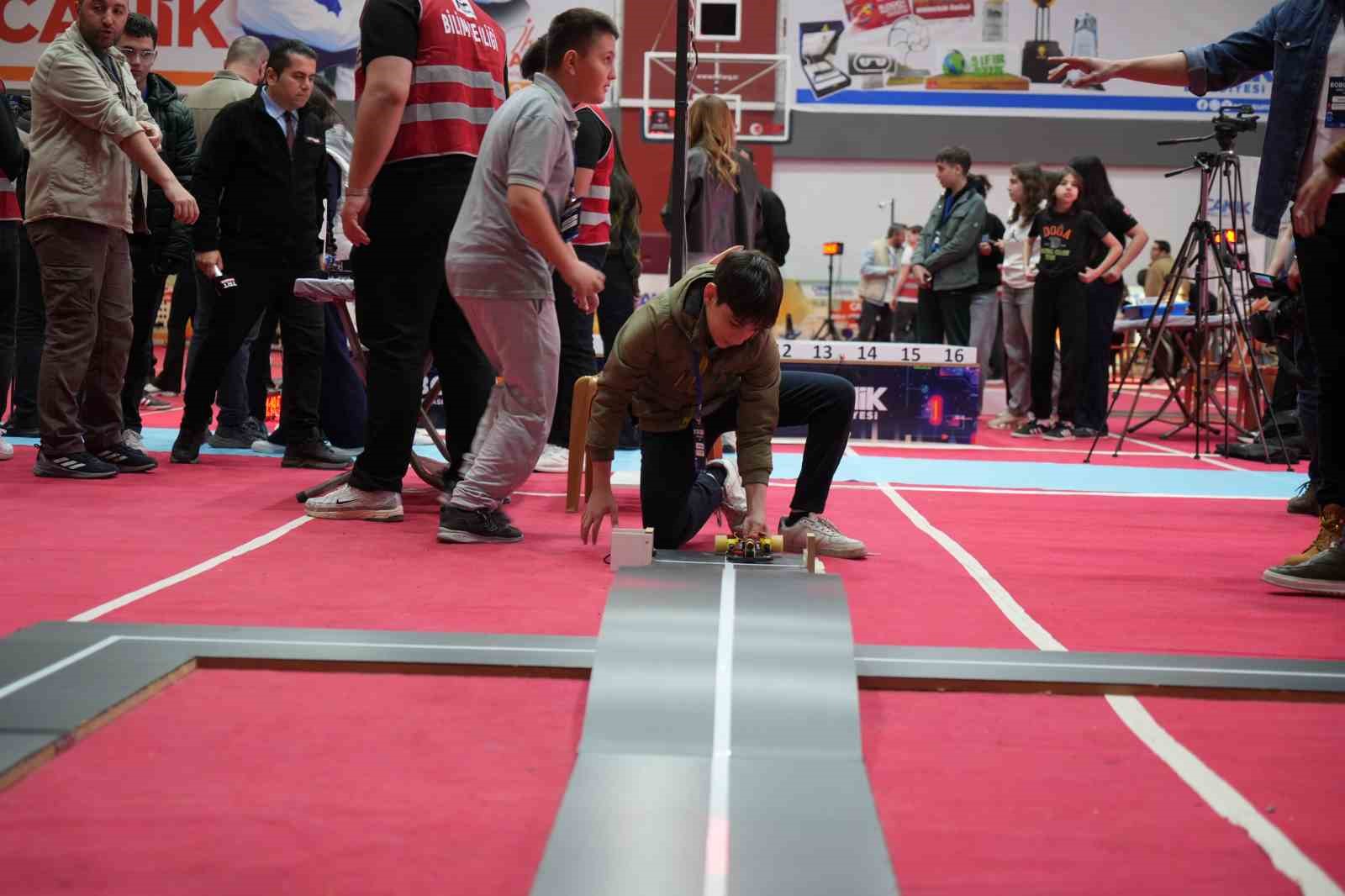 Samsun&rsquo;da gen&ccedil; kaşifler robotlarıyla sahnede
