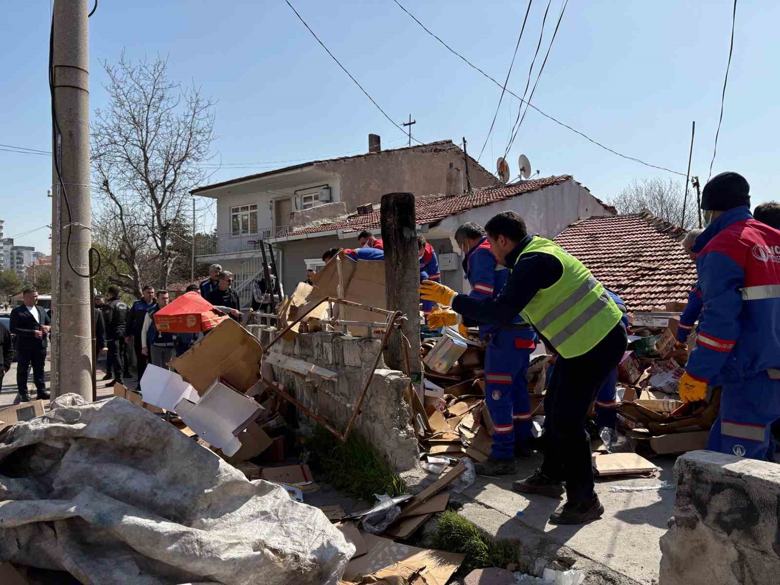 Vatandaşların ihbarı sonrası Sincan’da kapsamlı temizlik