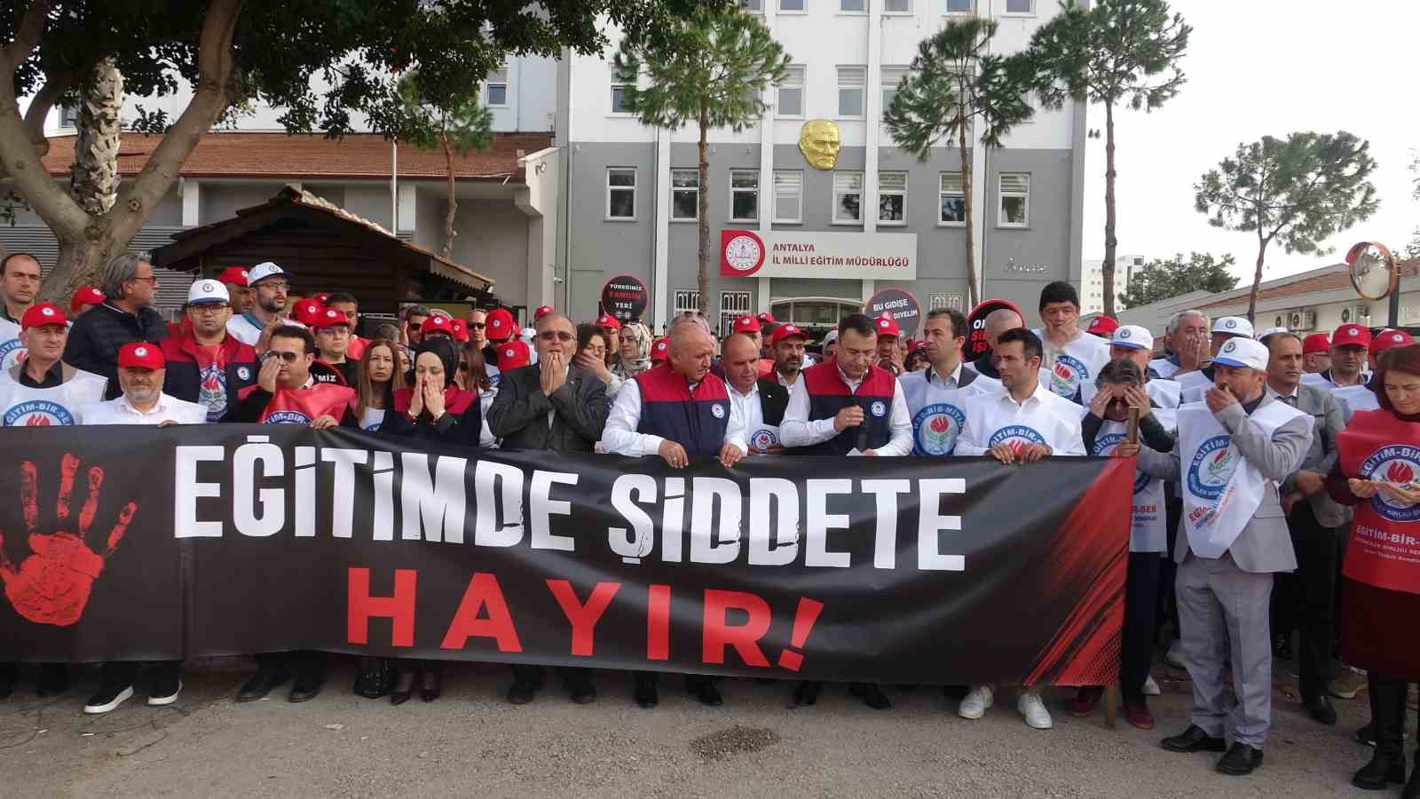 Antalya&rsquo;da okullara yapılan saldırılar protesto edildi

