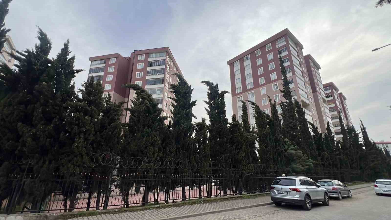 Saldırıyı gerçekleştiren öğrencinin ailesinin yaşadığı sitede sessizlik hakim