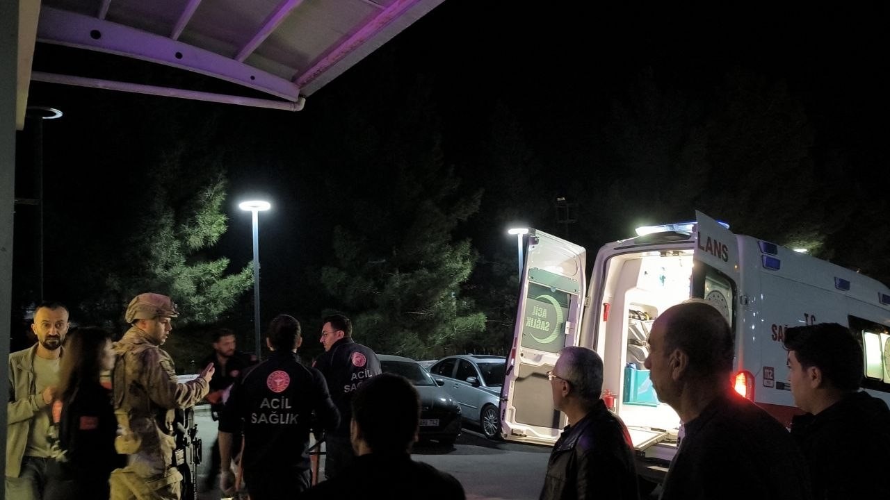 Kavgayı ayırmak isterken bacağından vuruldu
