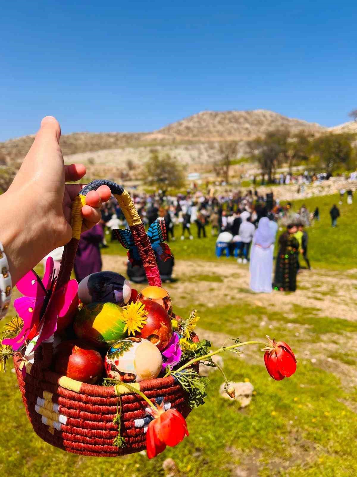 Şırnak&rsquo;ta Ezidiler &rsquo;&Ccedil;arşema Sor Bayramı&rsquo;nı festival havasında kutladı
