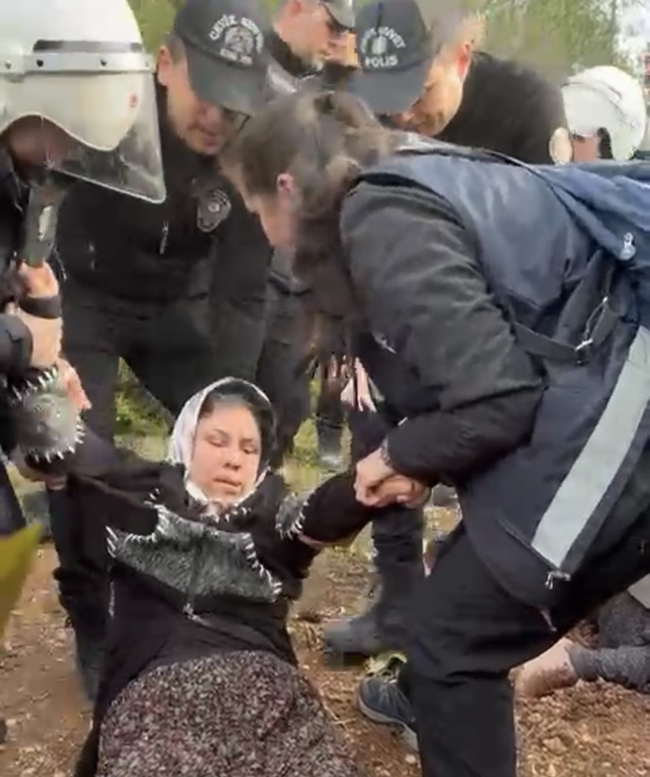 Mersin&rsquo;de ormanlık alana ekili narenciye bah&ccedil;elerinin kaldırılması kararına tepki
