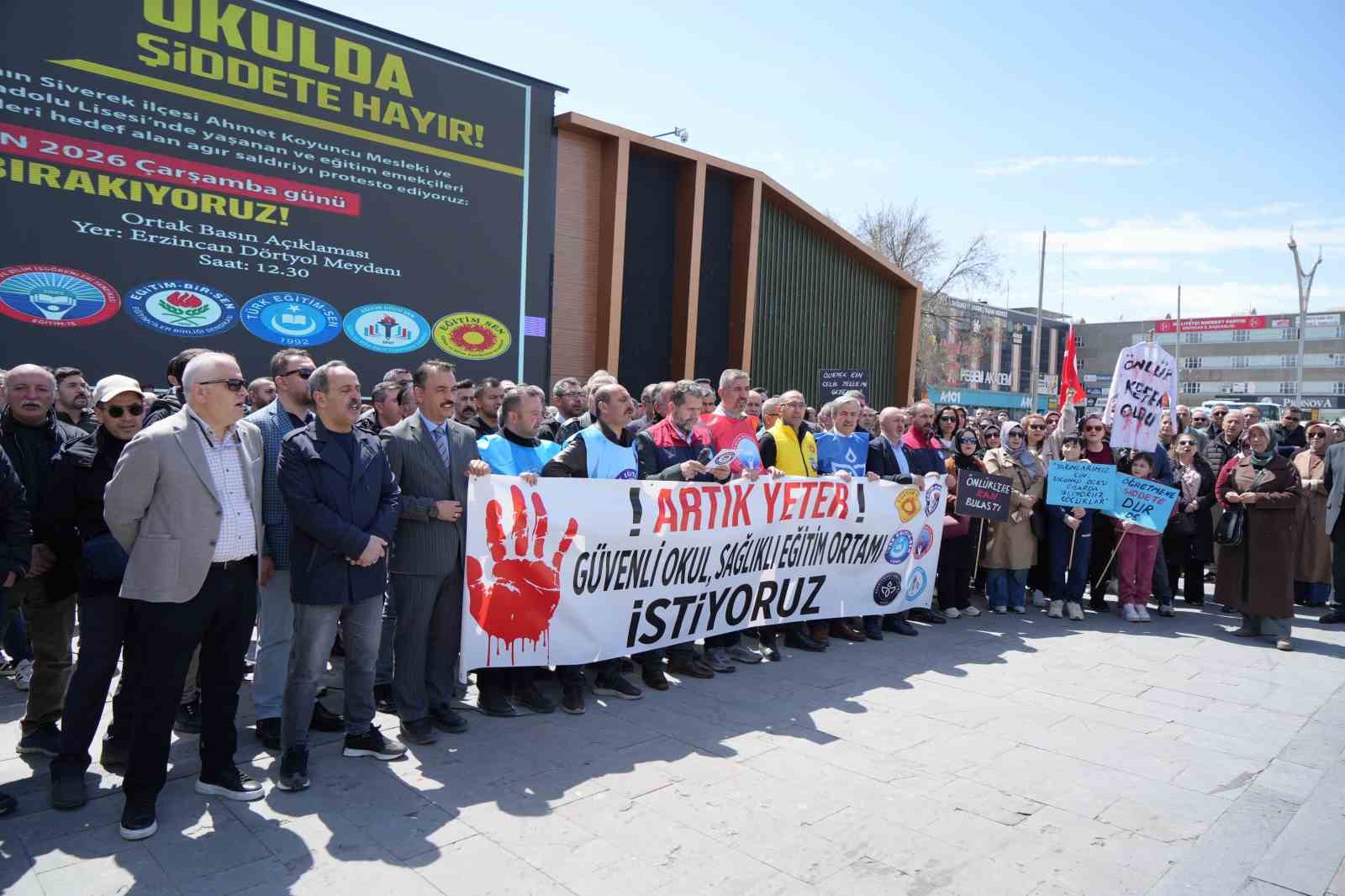 Erzincan&rsquo;da &ouml;ğretmenler şiddete karşı toplandı
