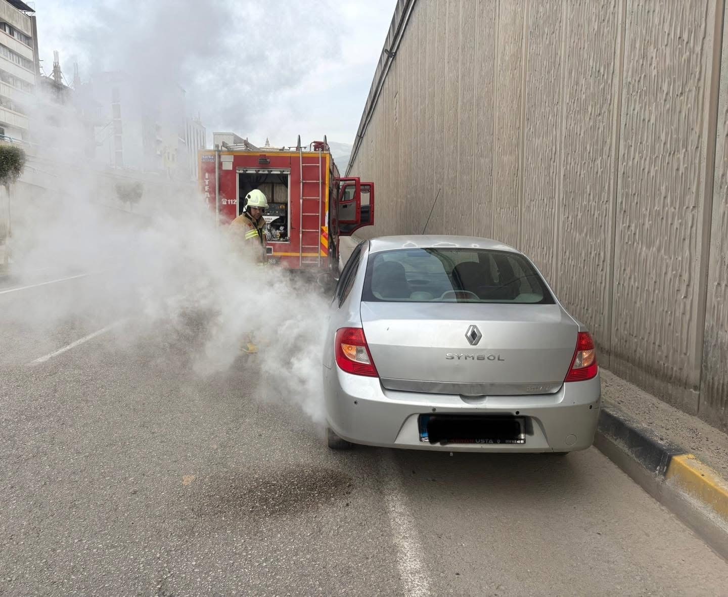 İskenderun’da otomobil yangını
