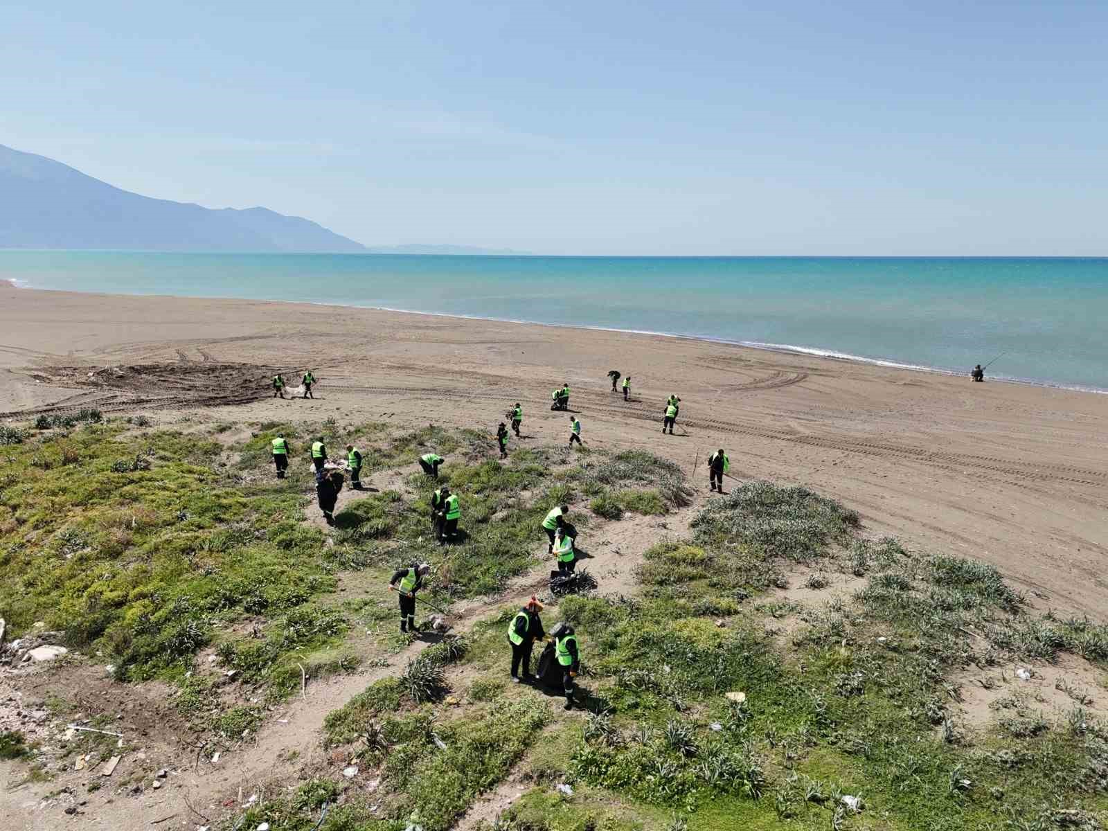 Hatay B&uuml;y&uuml;kşehir Belediyesi, sahillerde temizlik &ccedil;alışmasını yıl boyu s&uuml;rd&uuml;r&uuml;yor
