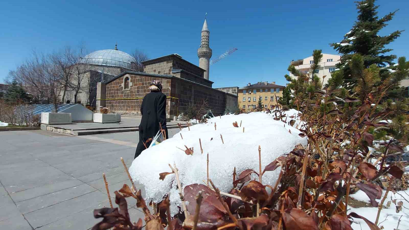 Erzurum&rsquo;da "d&ouml;rt mevsim" bir arada: Bir yanda kar esareti, bir yanda Paland&ouml;ken&rsquo;de kayak, bir yanda parklarda bahar keyfi, bir yanda buz tutan şadırvanlar
