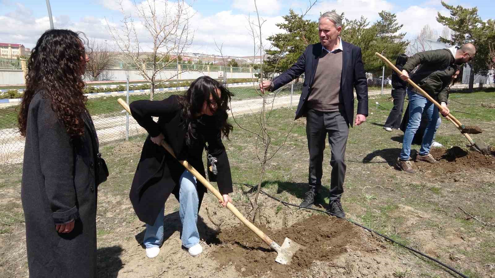 Van’da geleceğin diplomatları toprakla bağ kurdu
