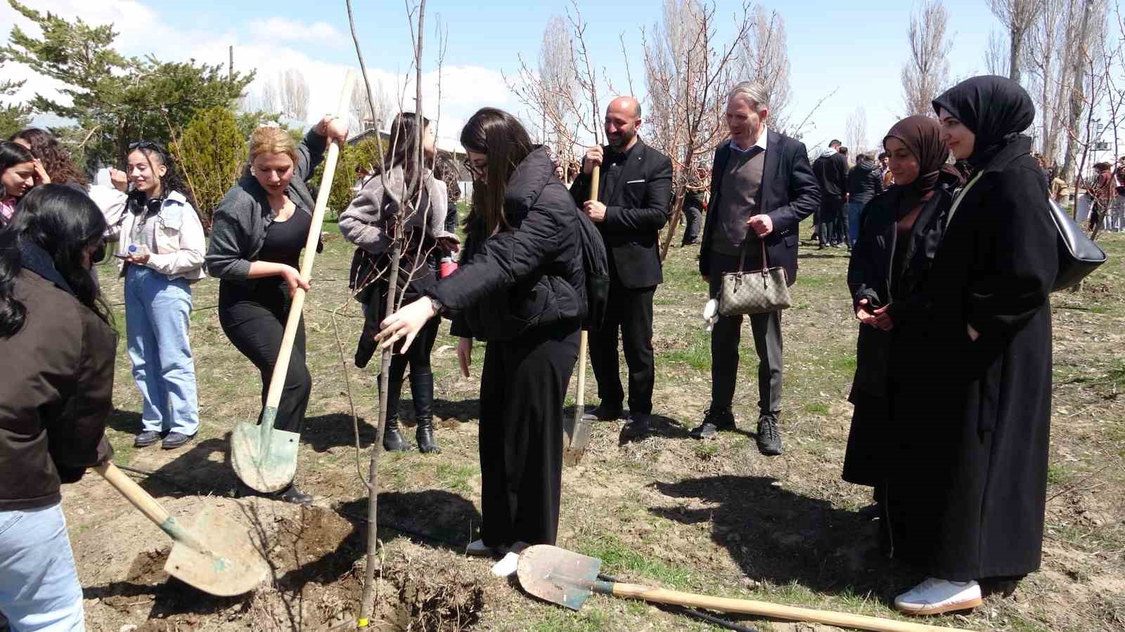 Van&rsquo;da geleceğin diplomatları toprakla bağ kurdu
