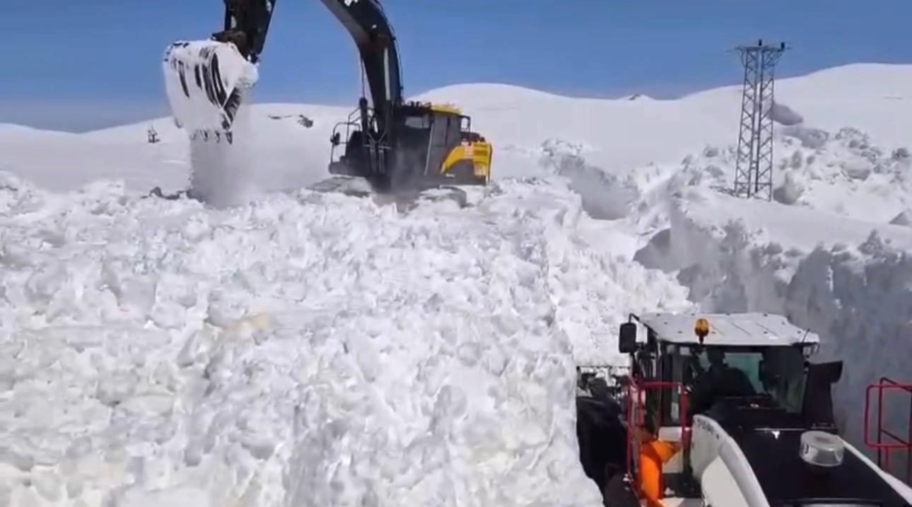Şırnak&rsquo;ta nisan ayında kar esareti s&uuml;r&uuml;yor
