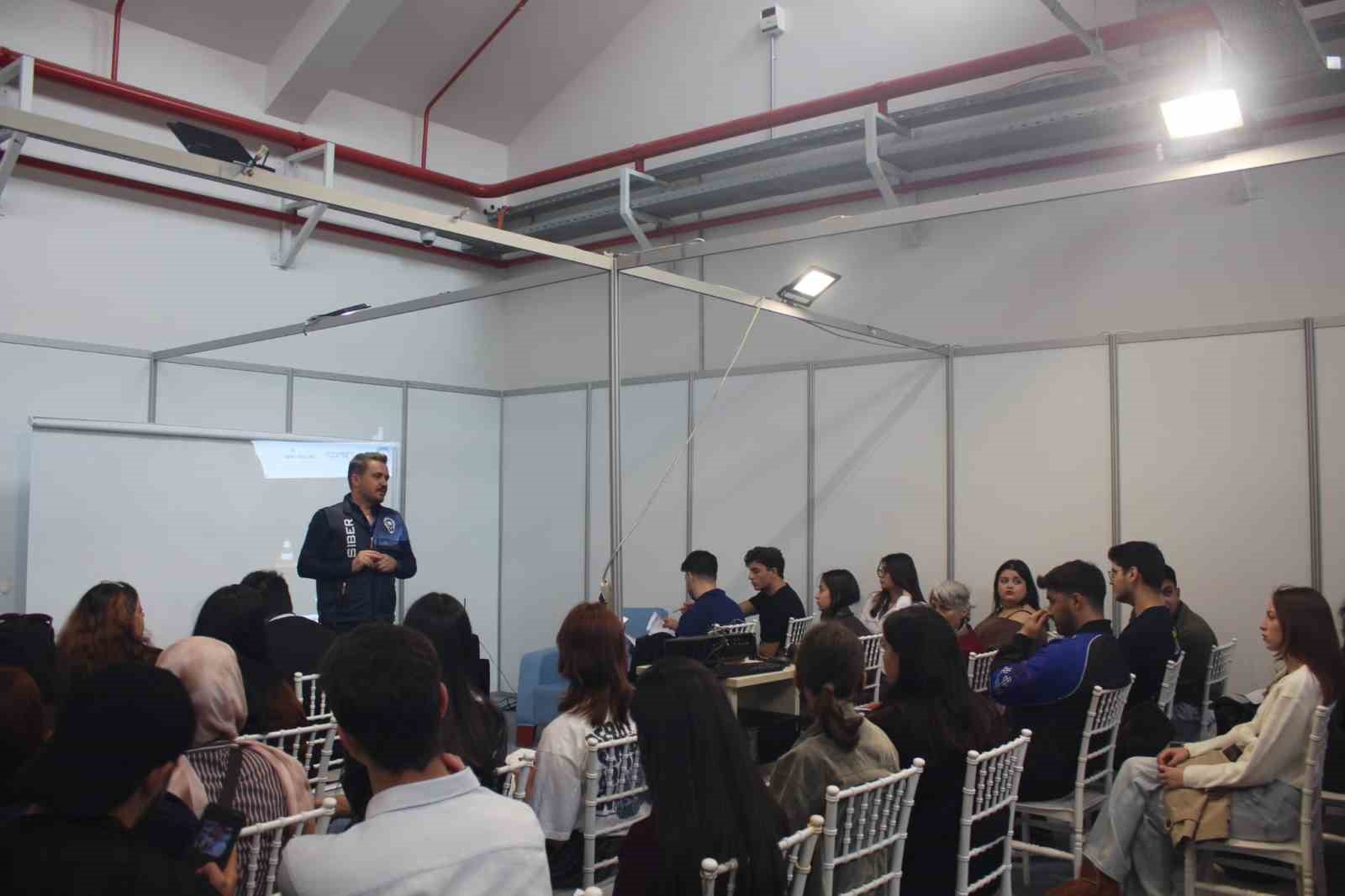 Aydın&rsquo;da &ouml;ğrencilere Siber G&uuml;venlik Eğitimi
