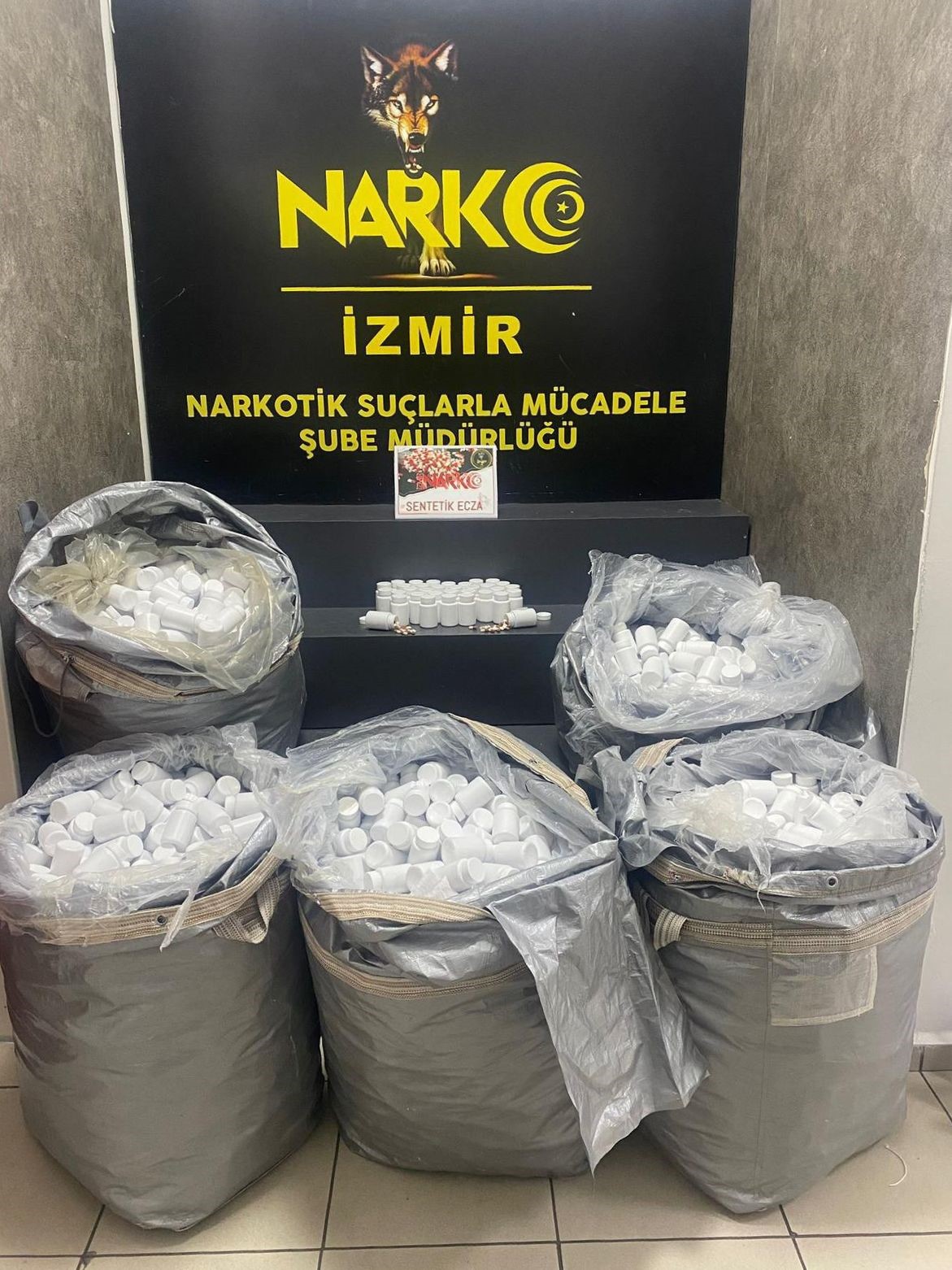 İzmir’de durdurulan araçtan 156 bin uyuşturucu hap çıktı