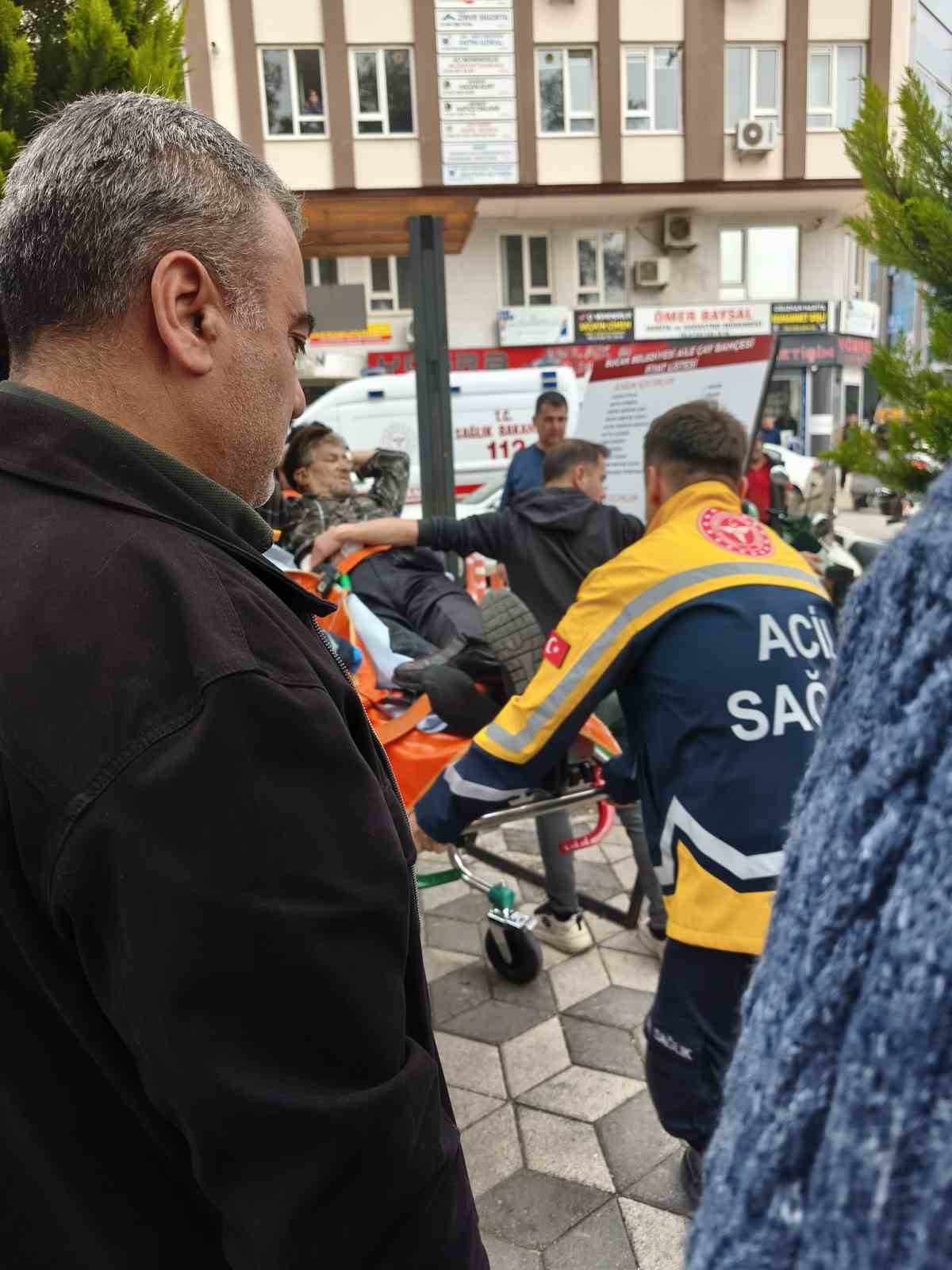 Burdur&rsquo;da &ccedil;ay bah&ccedil;esinde bı&ccedil;aklı kavga: 1 yaralı
