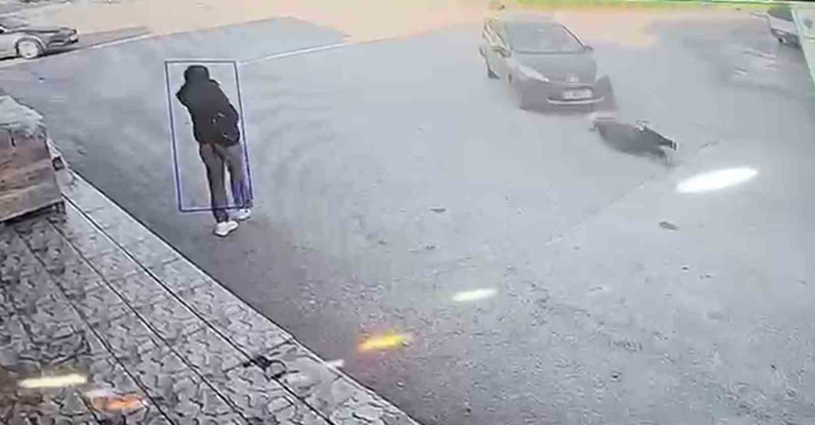 Karşıya ge&ccedil;meye &ccedil;alışan kadına otomobil &ccedil;arptı: Kaza anı kamerada
