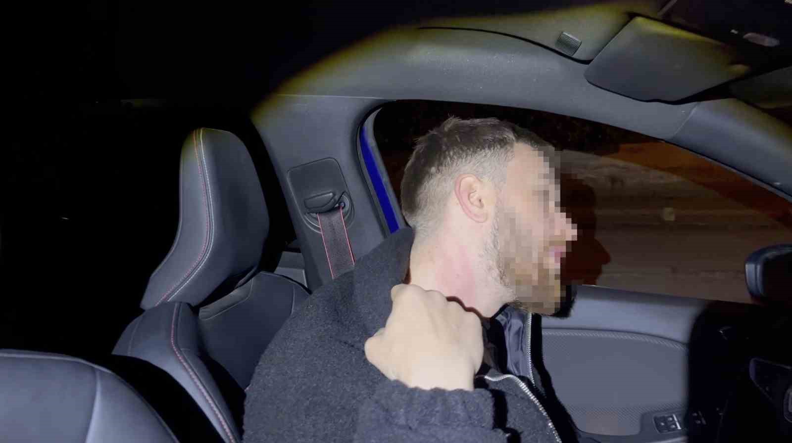 Bursa’da alkollü genç kızlar ortalığı karıştırdı, yol kenarında bekleyen sürücü ve aracına saldırdılar