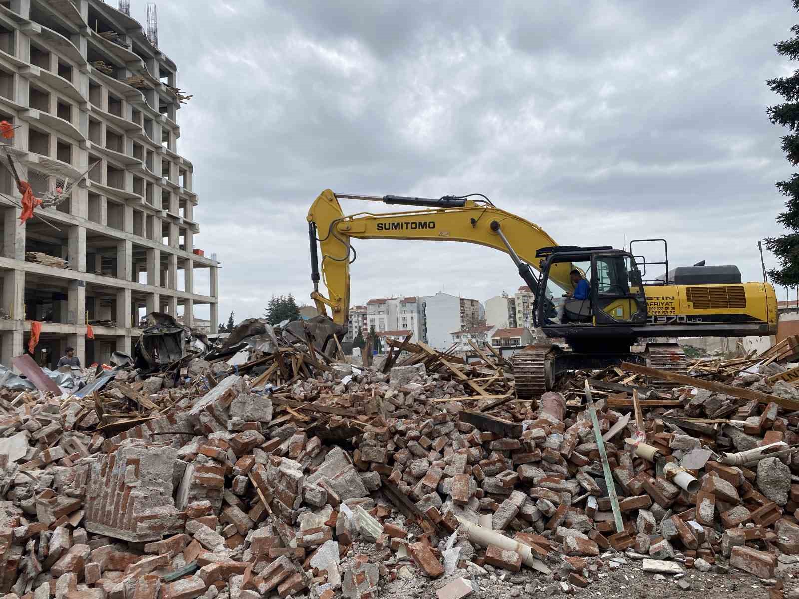 Eskişehir&rsquo;de &ccedil;&ouml;ken binanın yanındaki riskli yapı da yıkıldı
