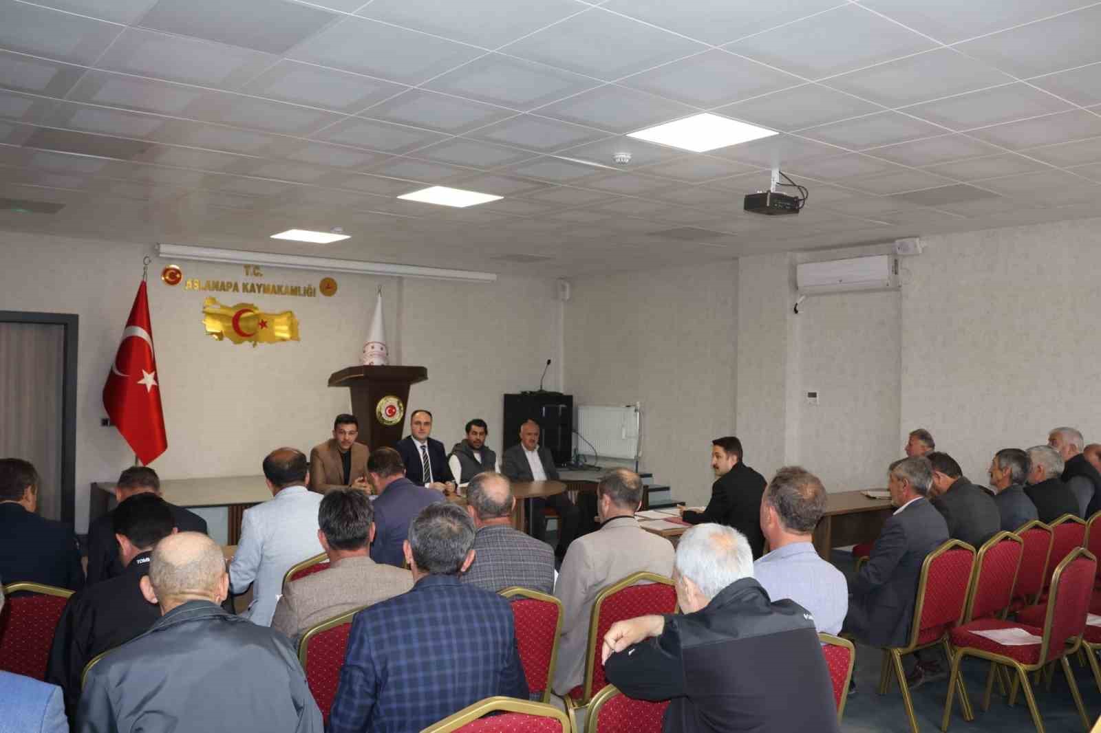 Aslanapa Kaymakamı İsmail Tosun, k&ouml;y muhtarlarıyla bir araya geldi
