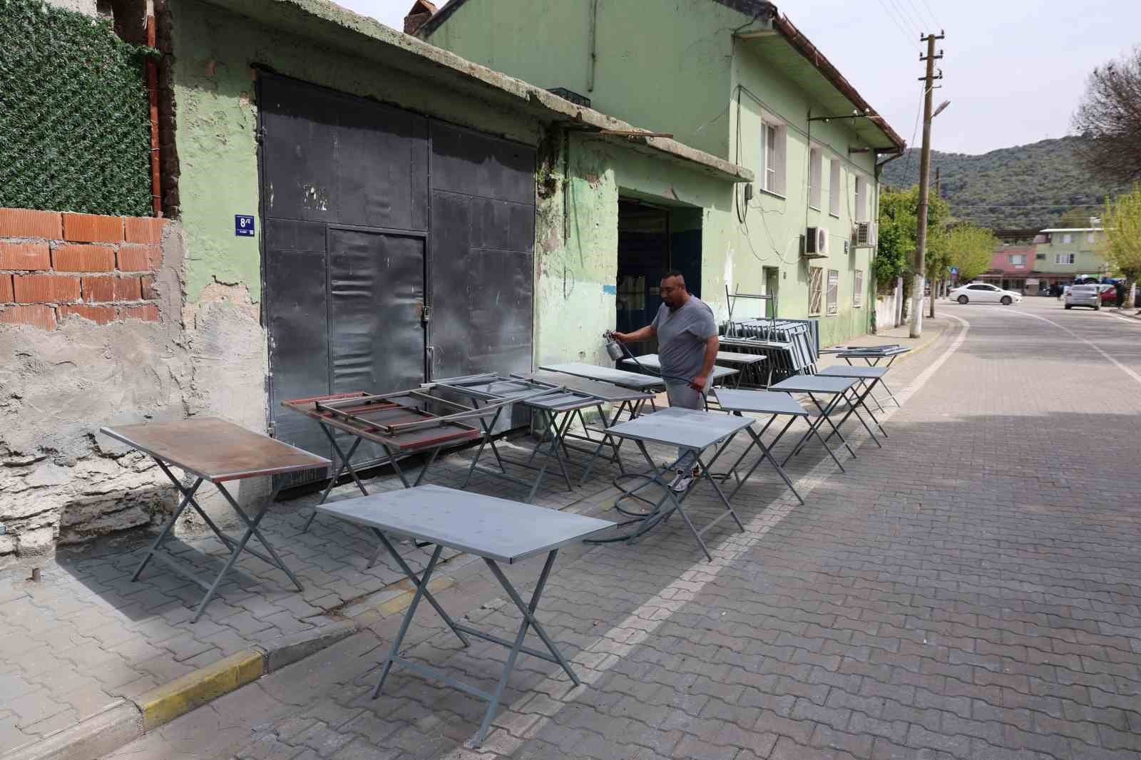 Cemiyetlerin vazge&ccedil;ilmezi demir masalar sezona hazırlanıyor

