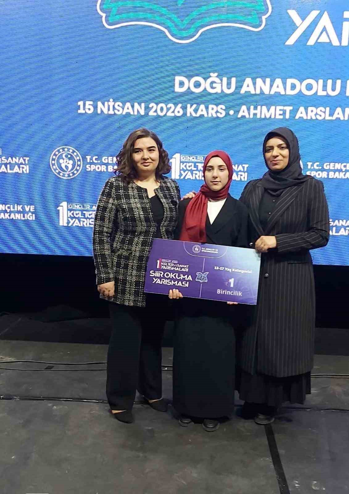 Akyakalı Aleyna Kurtbaş şiir okuma yarışmasında b&ouml;lge birincisi oldu
