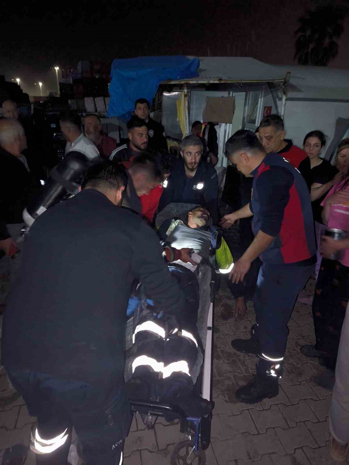 İskenderun&rsquo;da konteyner yangınında 2 kişi dumandan etkilendi
