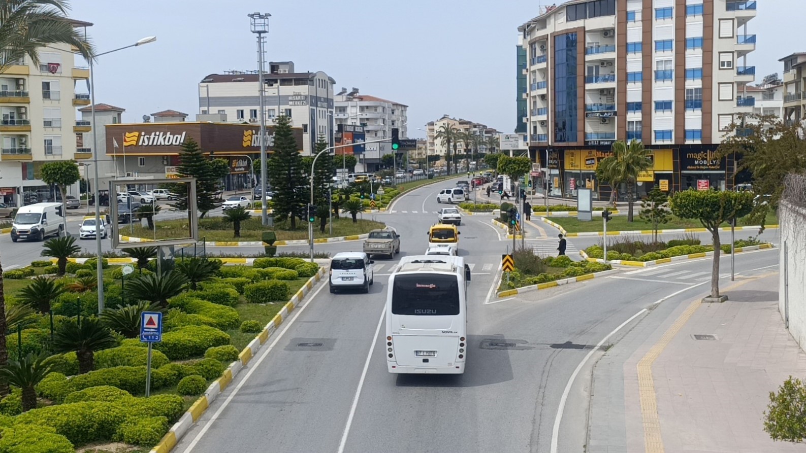 Motosikletini uygulama yapan polislerin &uuml;zerine s&uuml;r&uuml;p ka&ccedil;tı
