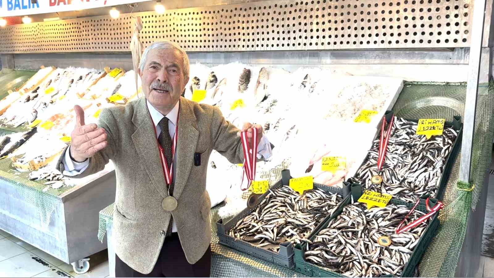 Balık sezonu sona erdi, Balık&ccedil;ı Kenan hamsiye "madalya" taktı
