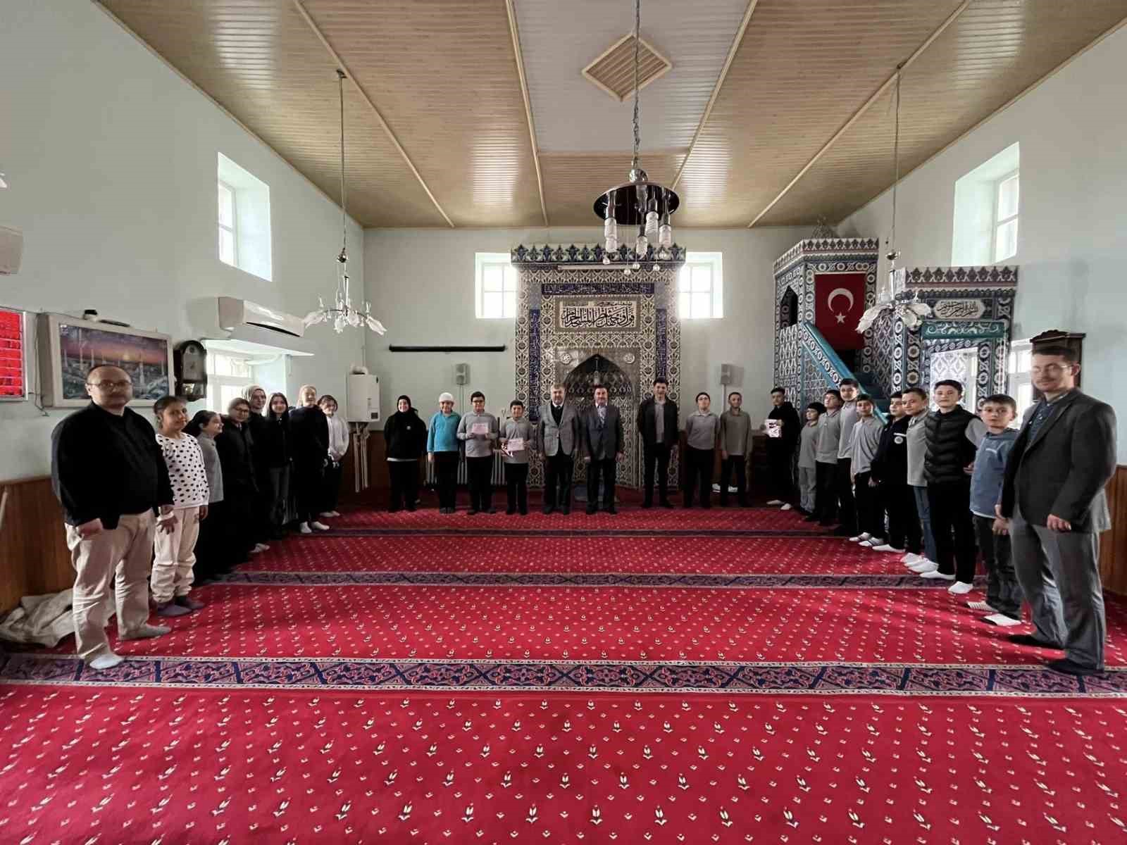 Hisarcık’taki camilerde müezzinlik yapan öğrenciler ödüllendirildi