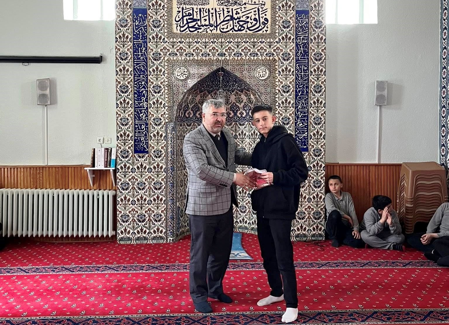 Hisarcık&rsquo;taki camilerde m&uuml;ezzinlik yapan &ouml;ğrenciler &ouml;d&uuml;llendirildi
