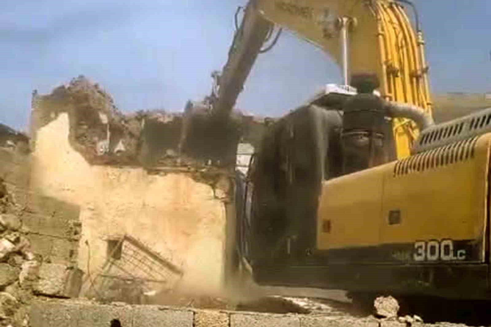 Araban&rsquo;da depremde hasar g&ouml;ren binaların yıkımına devam ediliyor
