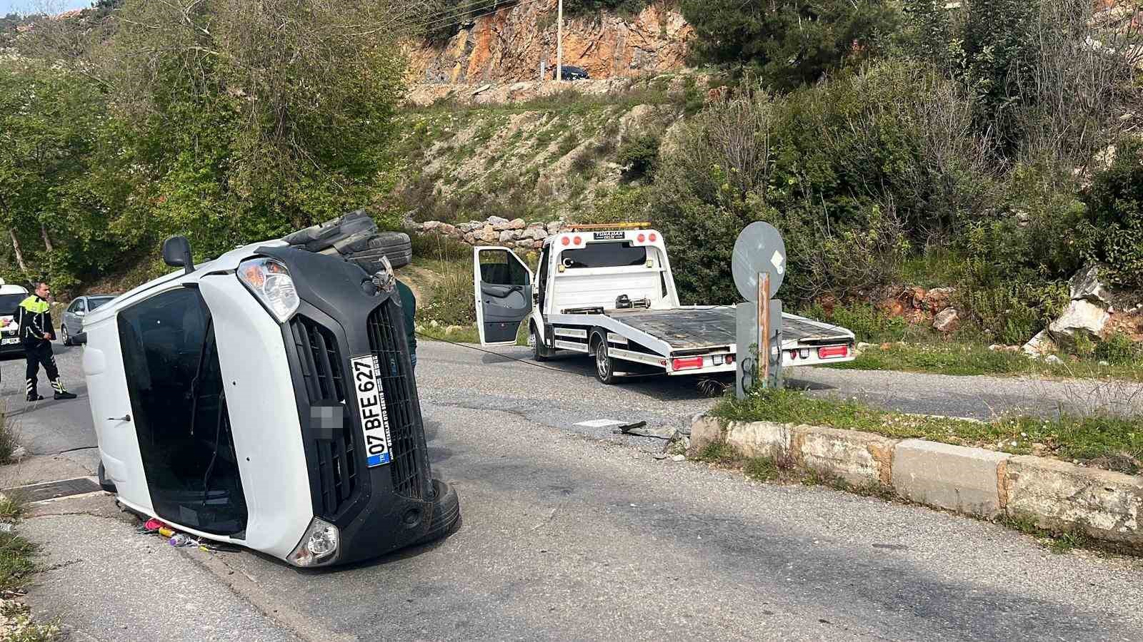 Alanya&rsquo;da ref&uuml;je &ccedil;arpan hafif ticari ara&ccedil; devrildi: 1 yaralı
