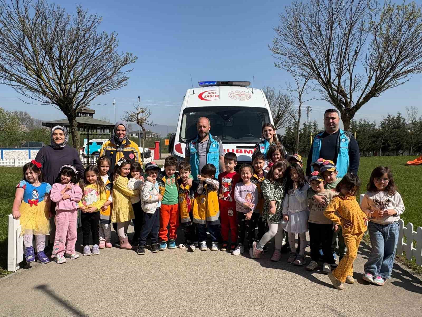 Minik öğrencilere diş eğitimi ve 112 tanıtımı yapıldı