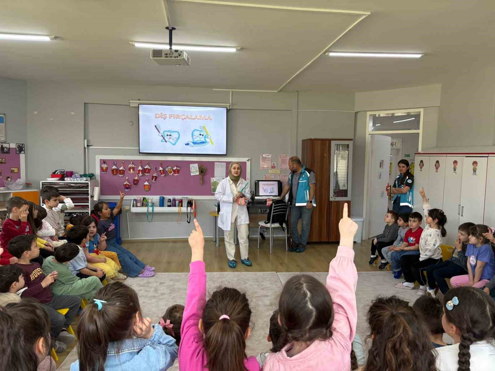 Minik &ouml;ğrencilere diş eğitimi ve 112 tanıtımı yapıldı
