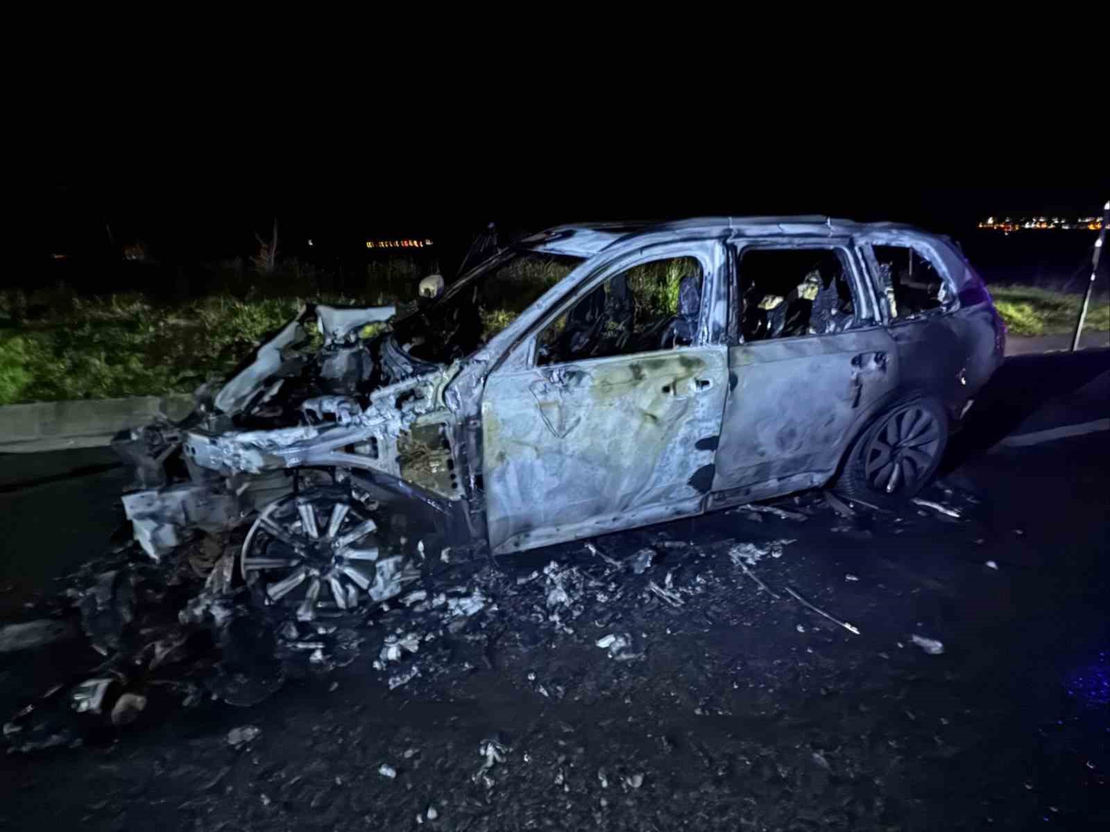 Kaputundan duman çıkan jip alevlere teslim oldu