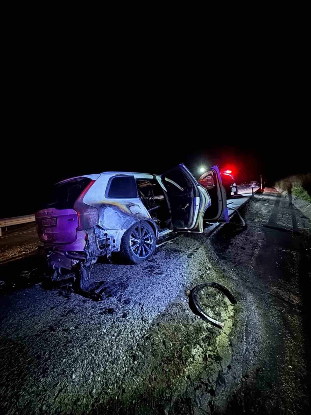 Kaputundan duman &ccedil;ıkan jip alevlere teslim oldu
