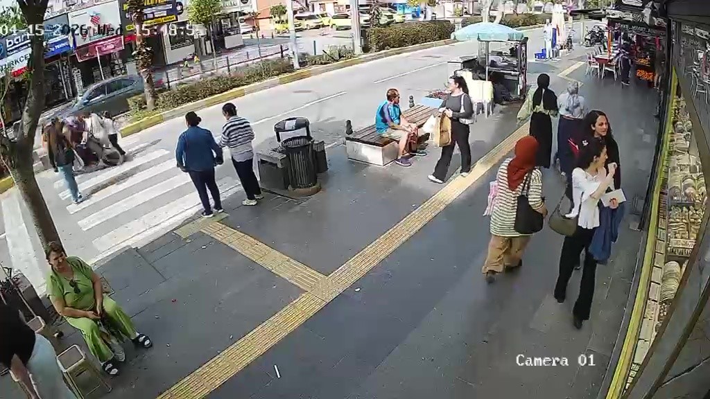 Yayalara &ccedil;arpan motosiklet s&uuml;r&uuml;c&uuml;s&uuml; yaralılar yerde yatarken olay yerinden ka&ccedil;tı
