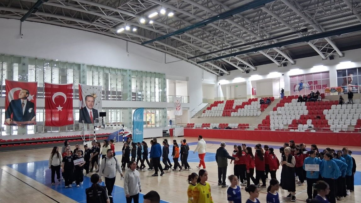 Bilecik&rsquo;te Okul Sporları Hentbol K&uuml;&ccedil;&uuml;k Kızlar Yarı Final Grup M&uuml;sabakaları başladı
